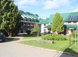 Hotel Górski PTTK، فندق في يوسترزيكي غورن