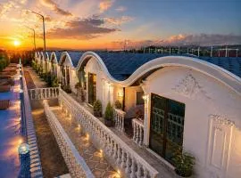 Golden Lagoon Swimming pool & Guesthouseas