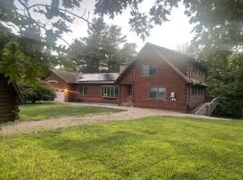 Beautiful Modern 4 BD Cabin 4km from Gillette