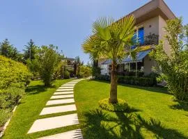 Coastal Bloom Villa Garden & BBQ by PikHost