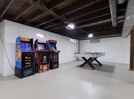 Spacious 3 Bedroom Home with Game Room and Parking, hotel i Rockford