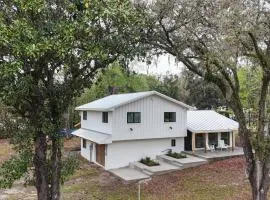 Luxury 4BR Home with Jacuzzi Patio and Game Room Near Downtown