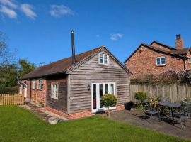 Stylish country Cottage Nr Peckforton Castle, Hotel in Higher Burwardsley