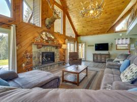 3-Acre Benezette Cabin Hot Tub, Grill and Mtn View, hotel v destinaci Benezette