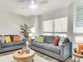 < 2 Mi to Coast: St Pete Beach Gem w/ Pool Access