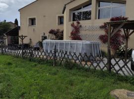 Gite Les Claouzals, khách sạn ở Camon