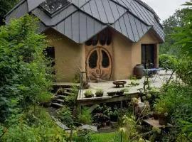 Maison d'artiste au pied des arbres