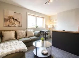 Modern 2-Bed Apartment, Greenock