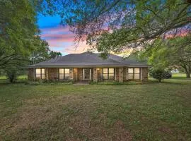 Cozy 3-Bedroom Ranch Near Lafayette Dining