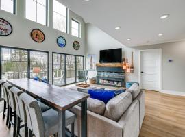 Hot Tub & Fire Pit: Suttons Bay Home Near Wineries โรงแรมในSuttons Bay