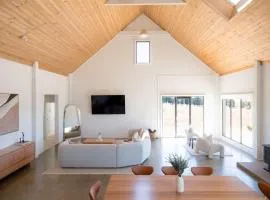 Farmhouse With Tamar River Views