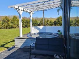 Cozy Hut with the included Hot Tub-Prime Rentals, hotel a Karališkiai