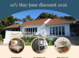 Bare Feet Retreat B&B, hotell i Scottburgh