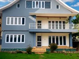 Blume House- 4 BHK Holiday Home with Kitchen & Garden