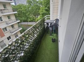 Beautiful CHAMBRE PRIVÉE, hotel i Courbevoie