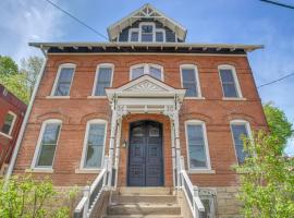 < 1 Mi to Downtown: Historic Dubuque Gem!، فندق في دوبوك