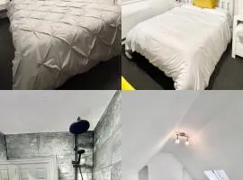 Stylish Refurbished London Home - Family, Friends & Business Travellers Retreat near Wimbledon, Sleeps 6, Free Street Parking
