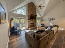 Lakeslee Lodge: Spacious 6BR retreat with lake access and community pool in Oakland MD.