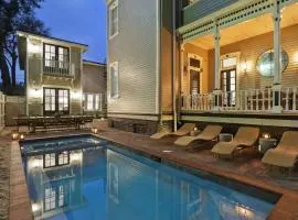Large Contemporary Savannah Retreat Near Forsyth Park