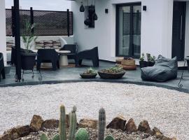 Mazi stin Io, hotel in Ios Chora
