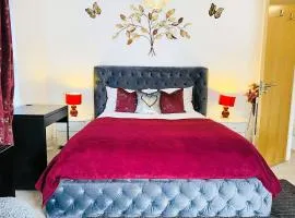 Igloo Magnolia Luxe Townhouse Stay with Driveway Parking
