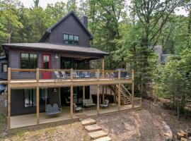 New Construction Lakefront Home with Private Dock Fire Pit Hot Tub, hotel i Swanton