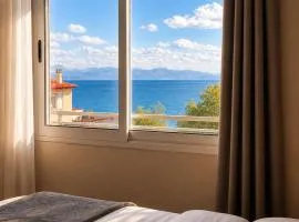 Dahlila`s Lake View Home