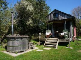 Sky View Shepherd's Huts with Woodburning Hot Tub, hotel in Redruth