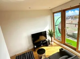 Modern Prime Apartment - 20 mins to Central London - 15 mins to Gatwick Airport