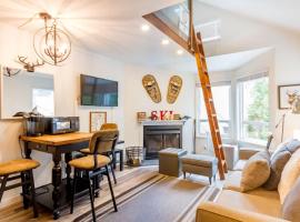 Cute and Cozy, walk to Gondola Ski in Out, hotel em Whistler
