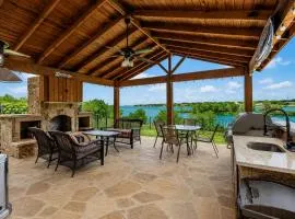 Lakefront Oasis w/covered Patio + outdoor Kitchen