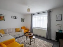 Modern Detached 4-Bedroom 2-Bath Home, Guildford