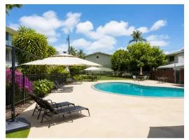 SHARE with working host, WiFi, AC, Pool, walk to Downtown, 15 min to airport