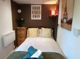 Le Hub Studio Sleeps 2 with Garden room