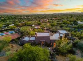 Desert Estate with Pool Casita Pickleball & Views