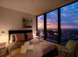 Family-Friendly 2BR Melbourne CBD Skyline View