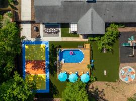 5 BR Resort home w Pool, hot tub 10 min downtown Charlotte, хотел в Шарлът