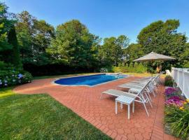 Hamptons 4BR Oasis with Heated Pool, Hot Tub and Beach, хотел в Хамптън Бейс