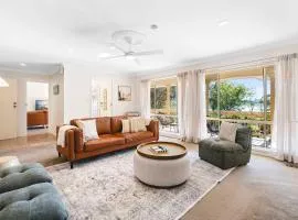 The Lakehaven - Serene Lakeside Entertainer