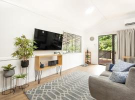 Coastal Mountain View Cottage for Couples, Hotel in Kewarra Beach