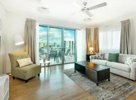 Cairns Lookout - Waterfront Views with Pools & Gym