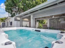 Seaside Serenity Modern Cottage with Spa โรงแรมในMachans Beach
