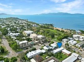 2Br - Walk to Beach and Dining