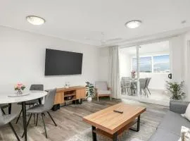 Cairns Skyline - Chic Seaside Stay with Rooftop Pool