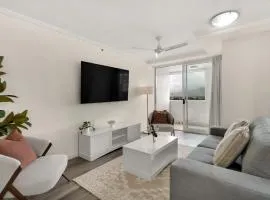 Spacious Cairns Stay - Walk to Esplanade plus Parking