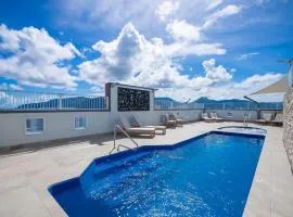 'The Sand Dollar' Central Cairns Chic with Adjacent Studio