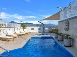 Coastal Chic in Heart of Cairns with Rooftop Pool
