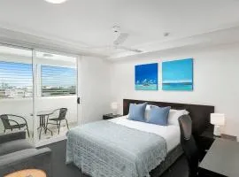 'Seaside Azul' A Central Studio with Rooftop Pool