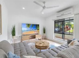 Casa Del Mar - Poolside Retreat Near Trinity Beach