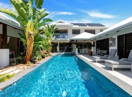 The Peony Isle - Luxe Lakeside Haven with Pool & Spa, hotel sa Trinity Beach